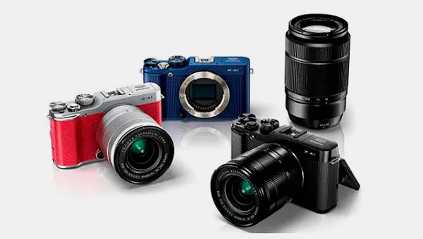 Üç adet aynasız fotoğraf makinesi ve bir lens