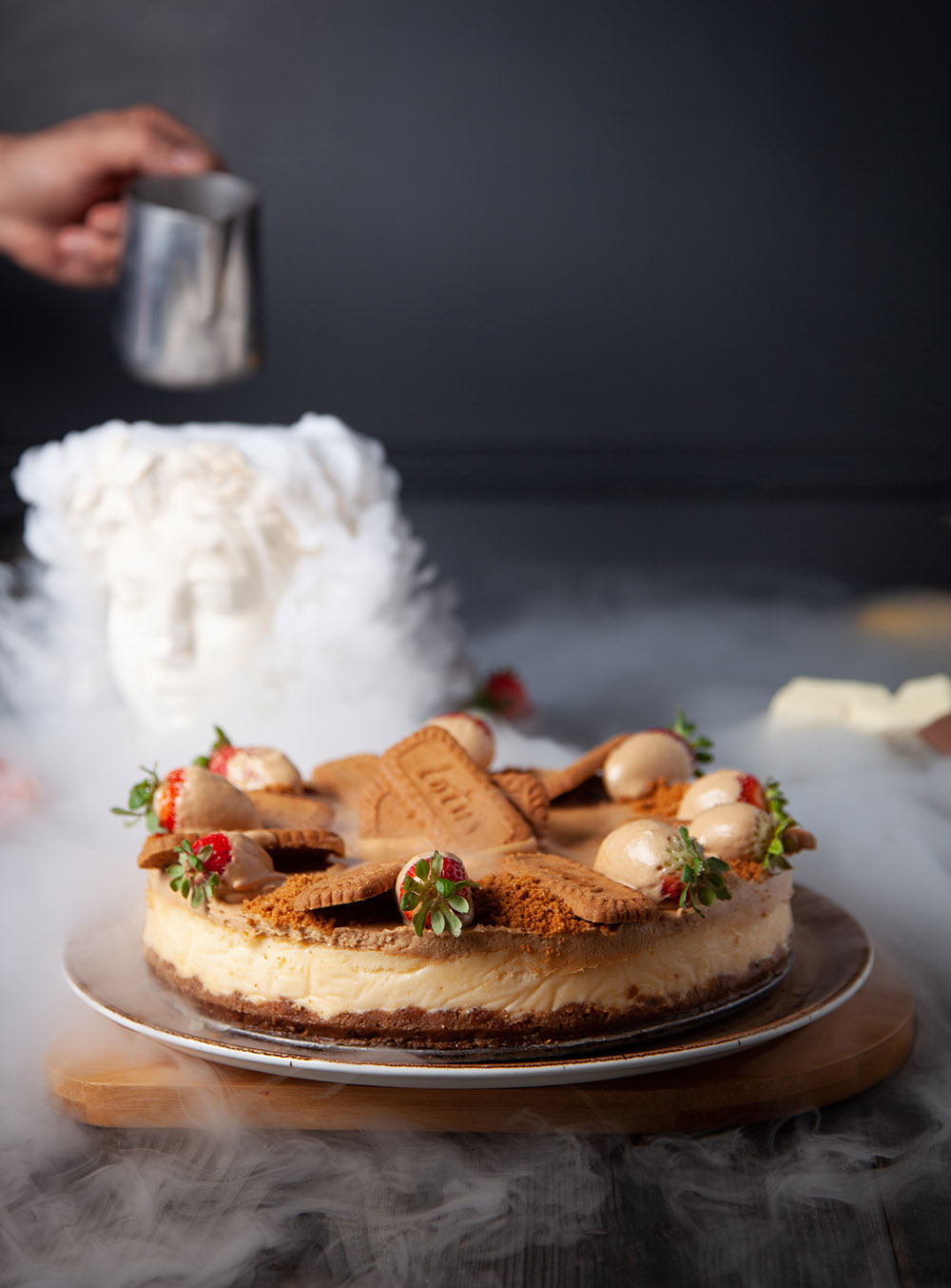 Bisküvili pasta, arka planda kuru buz ile duman oluşturulmuş, bulut benzeri bir görüntü yaratılmış.