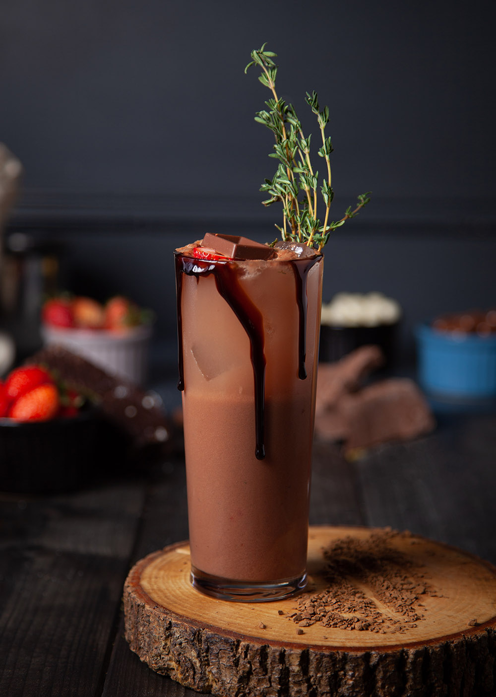 Çikolatalı milkshake uzun bardakta kenarından çikolata sos akıyor.