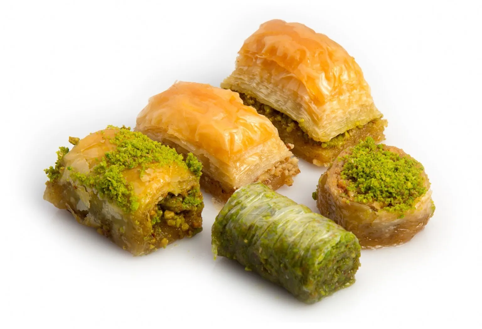 Beyaz fon üzerinde beş adet baklava farklı çeşitlerde