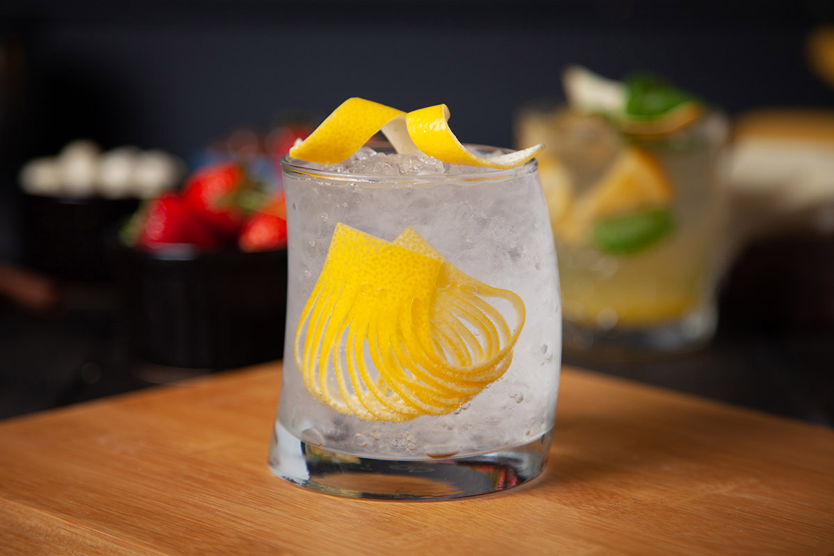 Limonlu soda bardağının içinde ince bir limon dilimi.