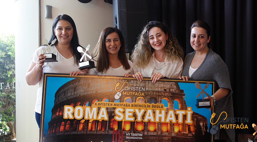 Yarışmanın birinci olan grubu ellerinde Roma tatilini kazandıklarını gösteren bir pankart tutuyorlar