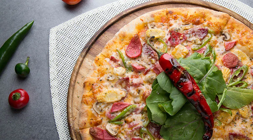 Yakından görünüm bir pizza ahşap sunum tahtası üzerinde