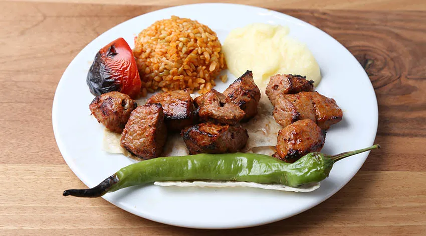 Şiş kebap bulgur pilavı ve patates püresi ile servis edilmiş