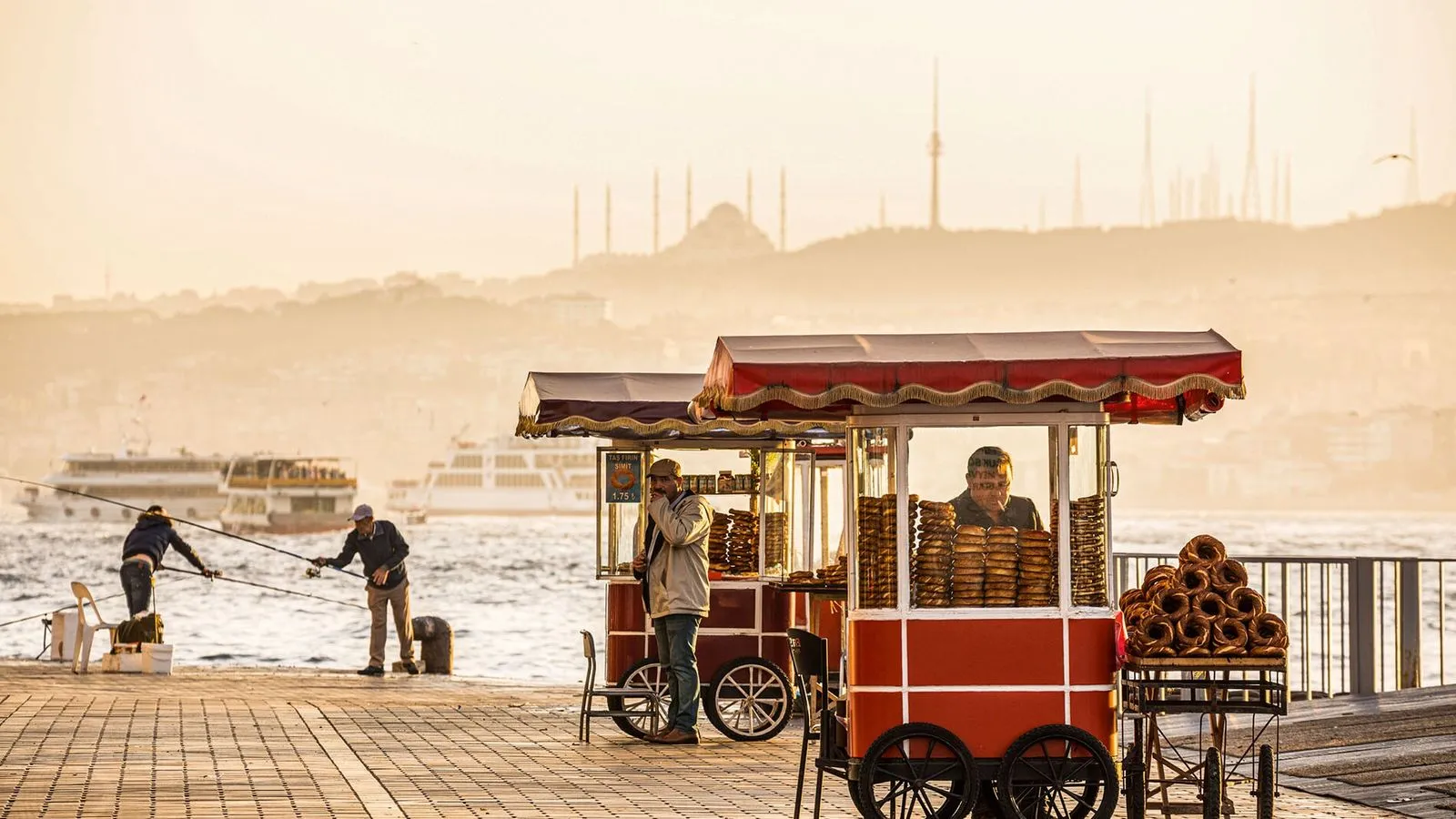 Deniz manzarası önünde simitçiler.